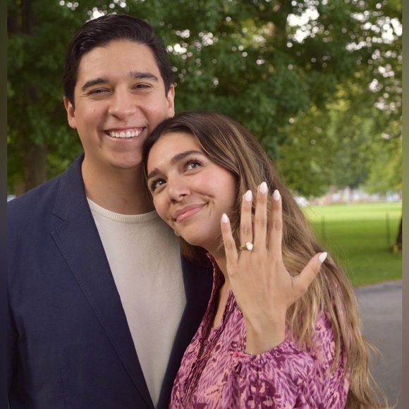 Meet your Poshers, Carmen and Nico - Picture 1 of 2